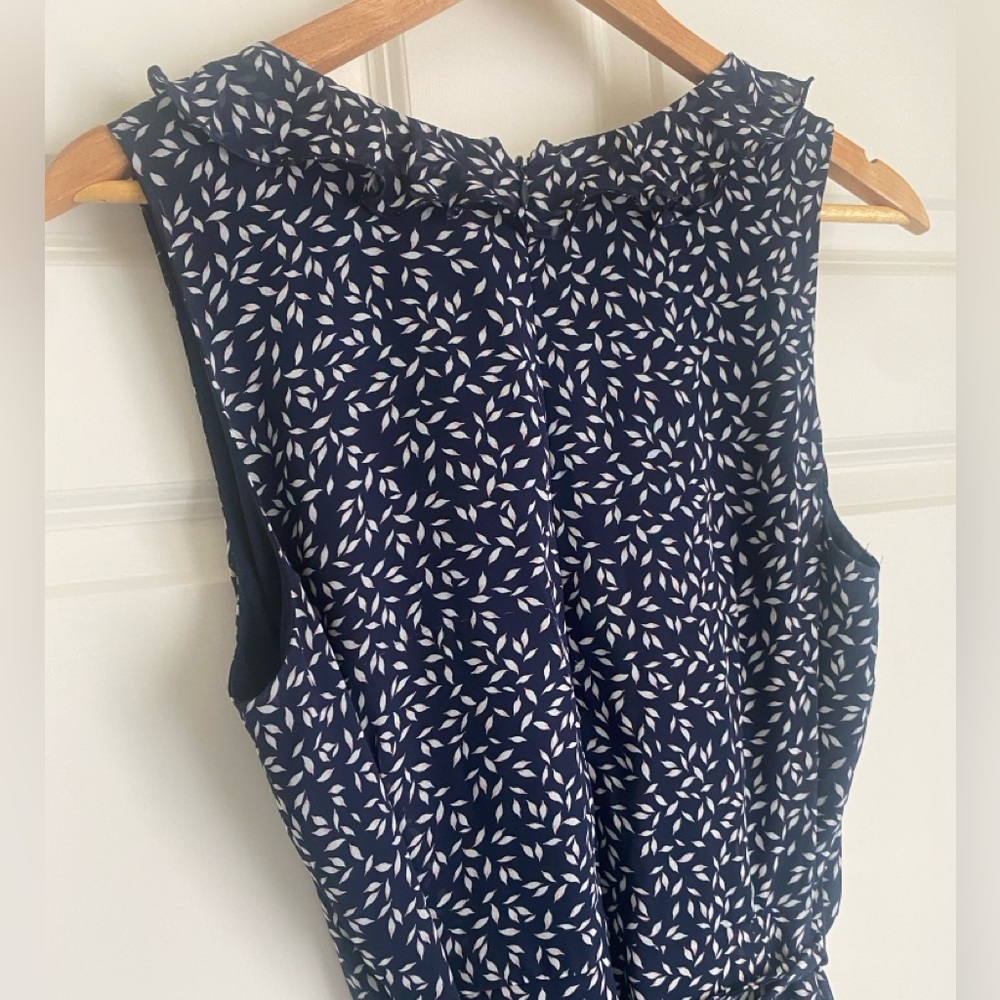 LOFT Outlet Floral Jumpsuit Size 8 Ruffle V-Neck Navy White Effortlessly chic✨ - Picture 9 of 16